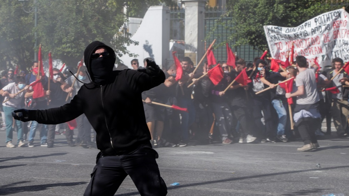 ΜέΡΑ 25: Μέλος του κόμματος χτυπήθηκε στο κεφάλι από χειροβομβίδα κρότου λάμψης