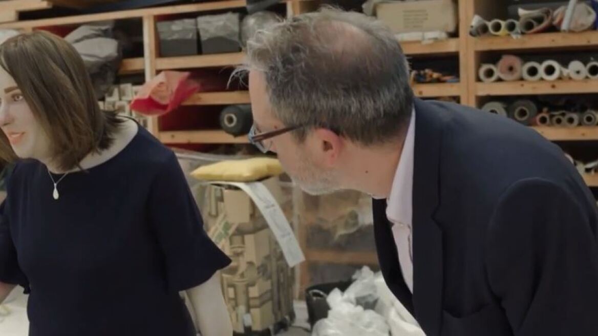 Γκροτέσκα κούκλα που έφτιαξαν ερευνητές «προειδοποιεί» για τις επιπτώσεις της δουλειάς σε ανθυγιεινό γραφείο