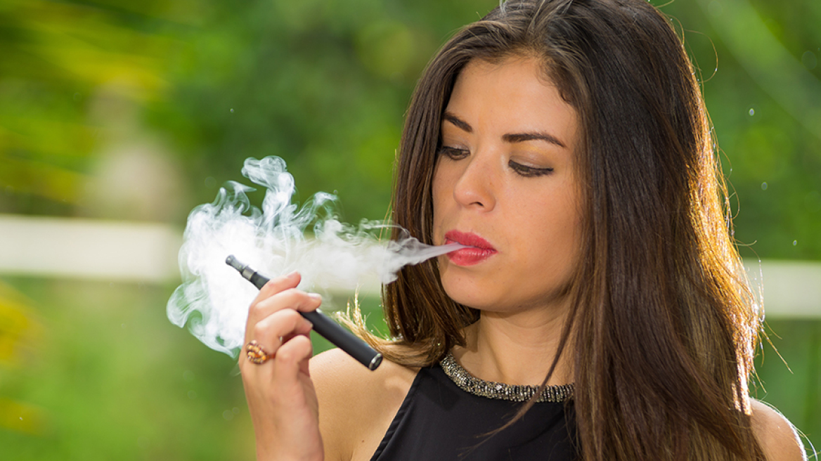 Ηλεκτρονικό τσιγάρο: Ακόμα και το λίγο άτμισμα βλάπτει