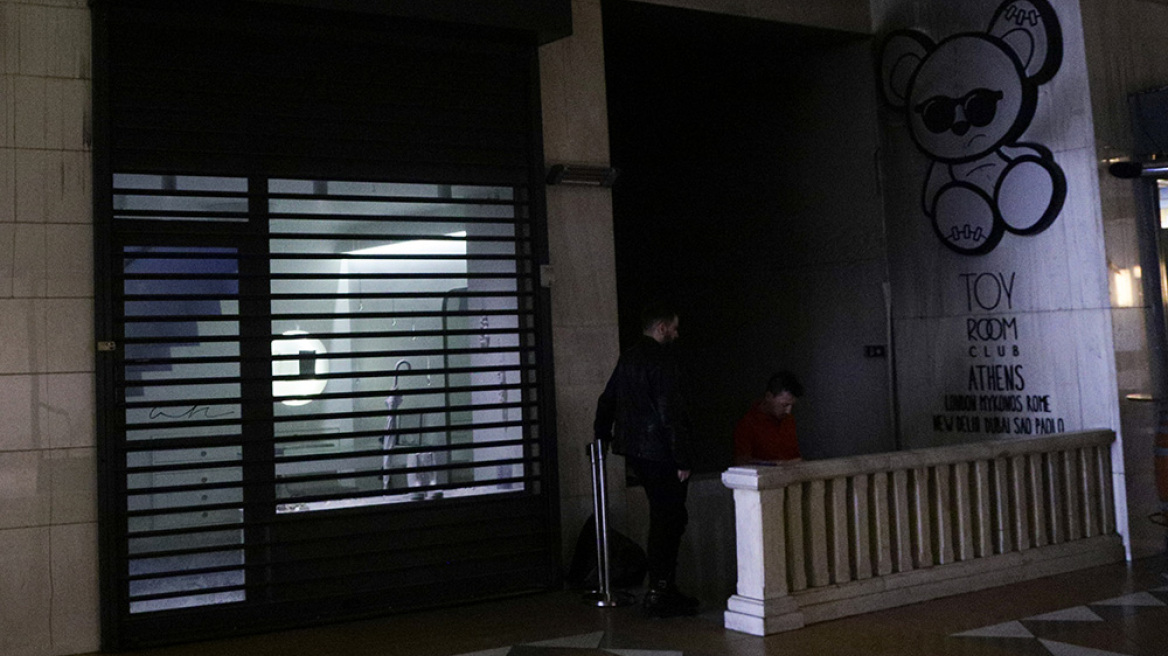 Πυρκαγιά σε κλαμπ στην Πανεπιστημίου: Απομακρύνθηκαν με ασφάλεια 200 πελάτες