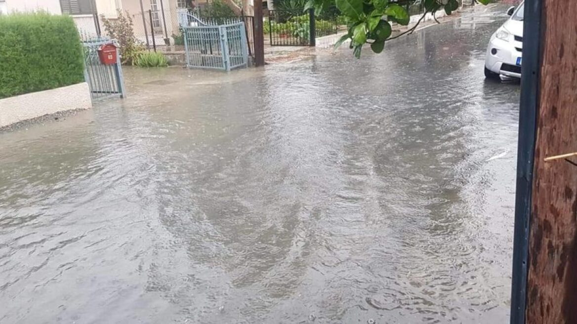 Σφοδρές βροχοπτώσεις στη Λευκωσία: «Ποτάμια» οι δρόμοι - Τεράστια η ταλαιπωρία για τους οδηγούς