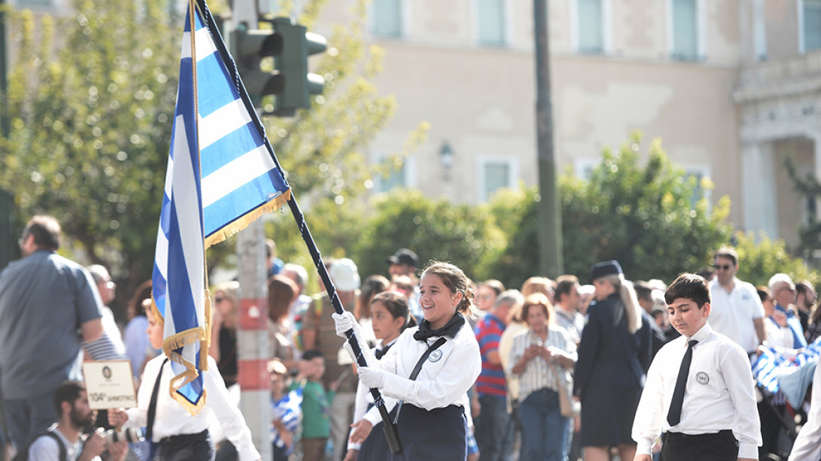 Με χαμόγελα, χειροκροτήματα και καμάρι η μαθητική παρέλαση στην Αθήνα για την 28η Οκτωβρίου