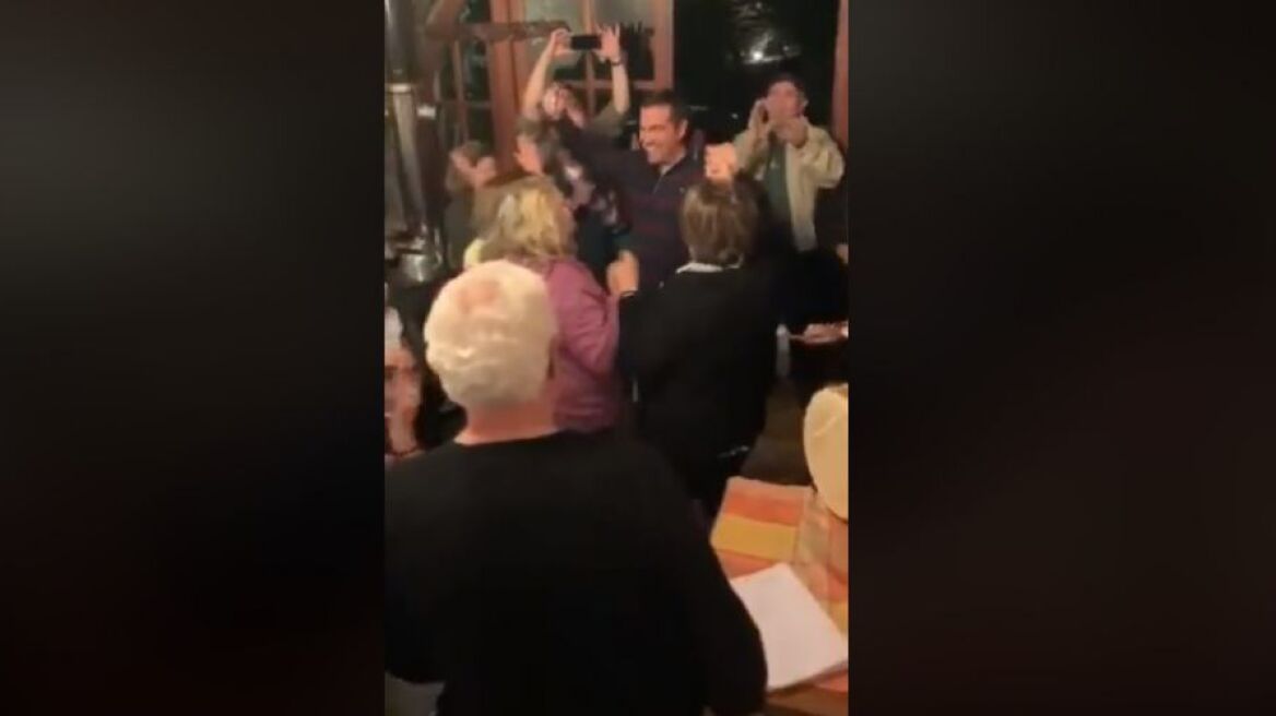 Βίντεο: Ο Τσίπρας σέρνει τον χορό στη Βλαχέρνα Αρκαδίας