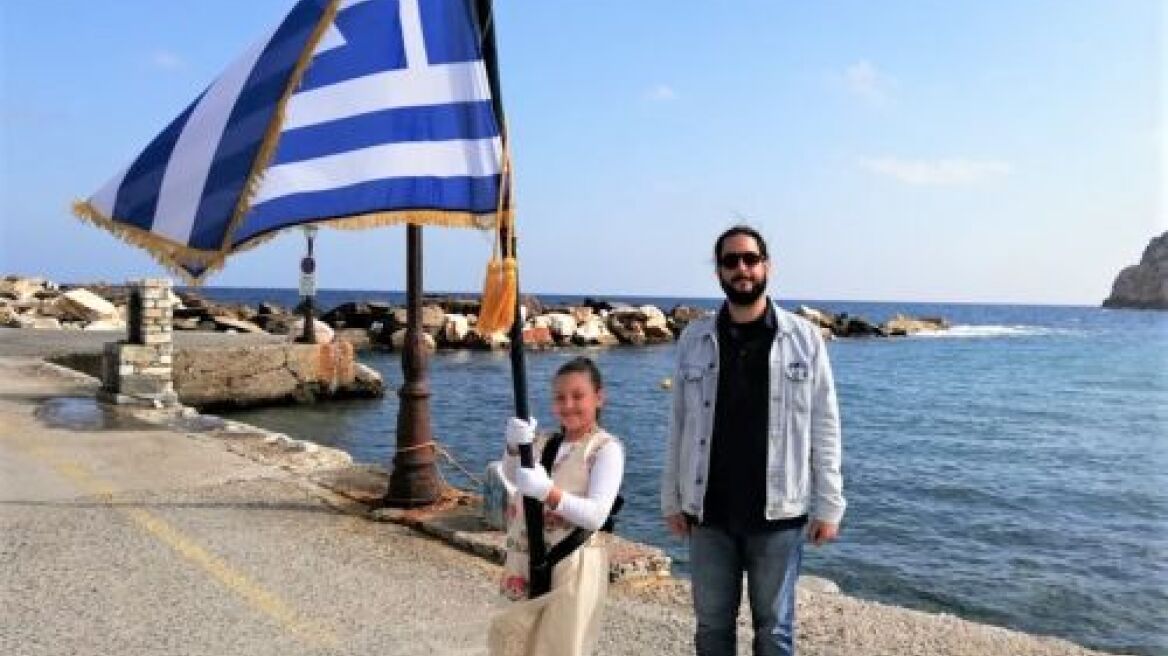 Νάξος: Η μοναδική μαθήτρια του Δημοτικού έκανε παρέλαση στον Απόλλωνα