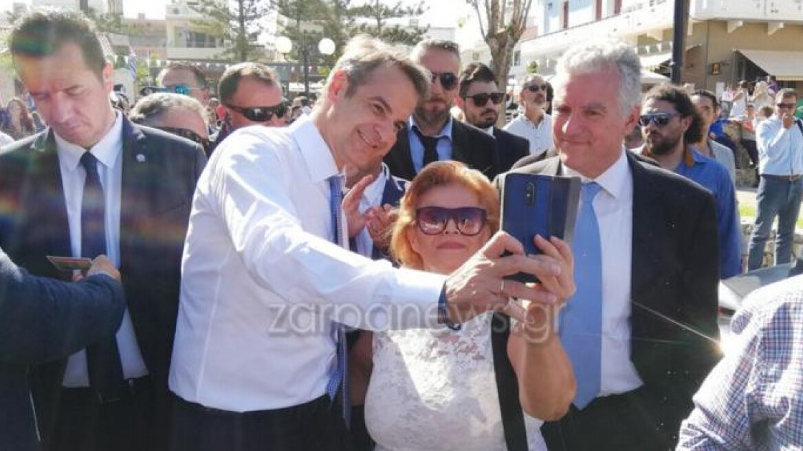 Κρήτη: «Μάχη» για μια selfie με τον Μητσοτάκη - Μαντινάδα ηλικιωμένης: «Είσαι συνεχιστής του Ελευθέριου Βενιζέλου»
