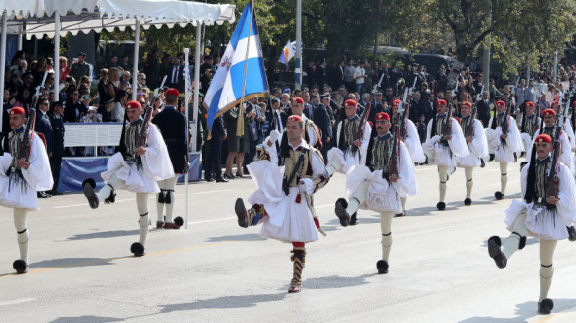 Μώραλης μετά τη μαθητική παρέλαση στον Πειραιά: Tιμούμε όσους αγωνίστηκαν
