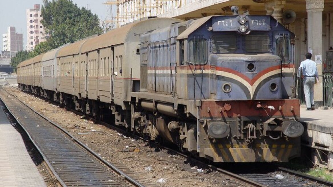 Αίγυπτος: Ελεγκτής «πέταξε» από τρένο δύο επιβάτες που δεν είχαν εισιτήριο - Σκοτώθηκε ο ένας!