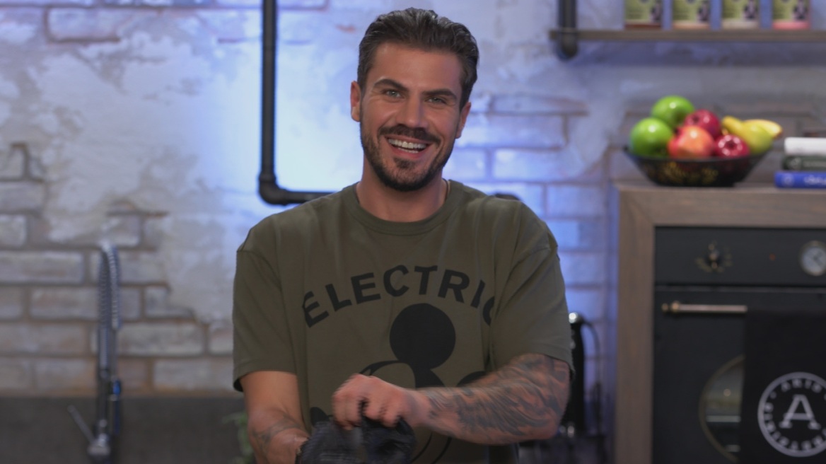 Ο Άκης Πετρετζίκης ανοίγει και πάλι το «Kitchen Lab»