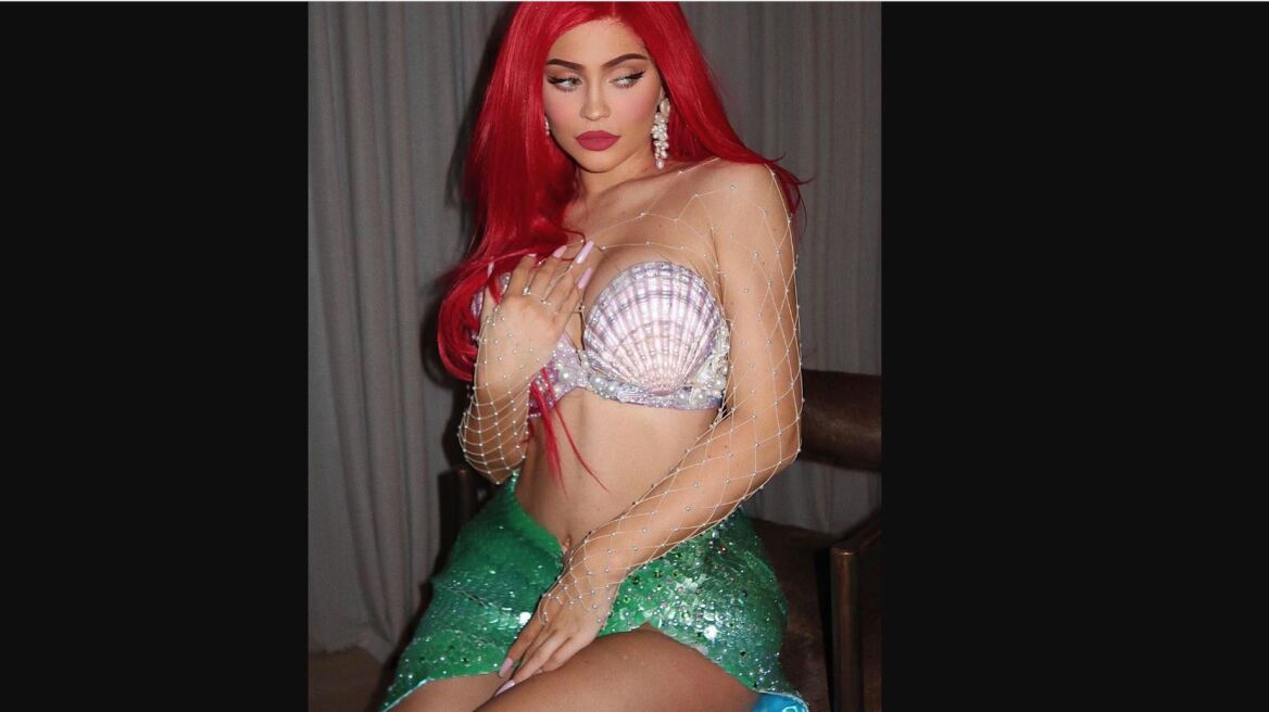 Κάιλι Τζένερ: Καυτή κοκκινομάλλα με μίνι φούστα και μπουστάκι