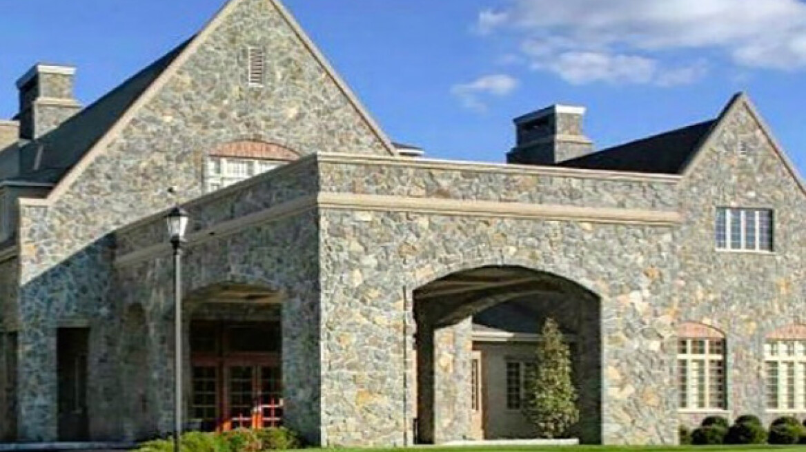 Βάσανα... πλουσίων: Αμερικανίδα μηνύει λέσχη για $30.000 επειδή ο σερβιτόρος λέρωσε την τσάντα της