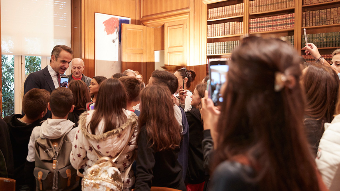 Ο Μητσοτάκης ξενάγησε στο Μαξίμου μαθητές δημοτικού που συνάντησε στην Ηρώδου Αττικού - Δείτε φωτογραφίες