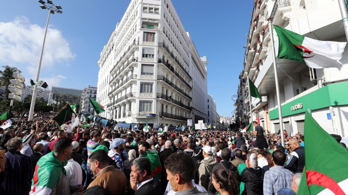 Μεγάλες διαδηλώσεις στην Αλγερία: Μια «νέα ανεξαρτησία» ζήτησαν χιλιάδες Αλγερινοί