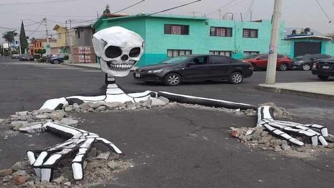 «Ημέρα των νεκρών» στο Μεξικό: Ένας τεράστιος σκελετός «αναδύθηκε» από την άσφαλτο