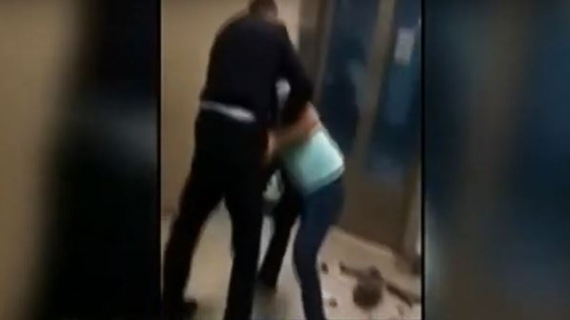 Σύλληψη μικροπωλητή στο Σύνταγμα: «Σας παρακαλώ, αφήστε με, πονάω» έλεγε στον αστυνομικό 