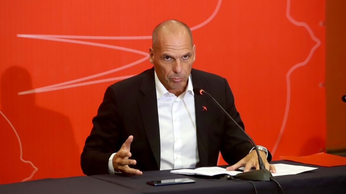 Βαρουφάκης: Η κυβέρνηση θέλει να δημιουργήσει Μόριες σε όλη τη χώρα