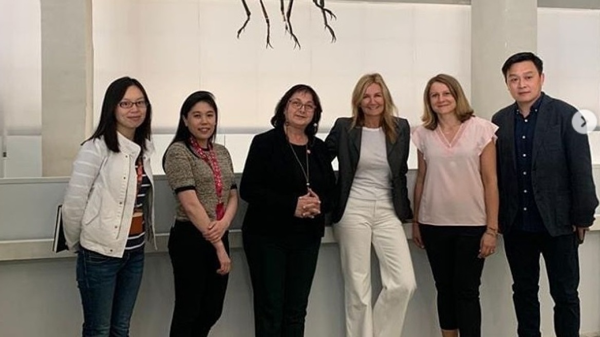 Μαρέβα Μητσοτάκη: Ξενάγηση στο Μουσείο Σύγχρονης Τέχνης της Σαγκάης