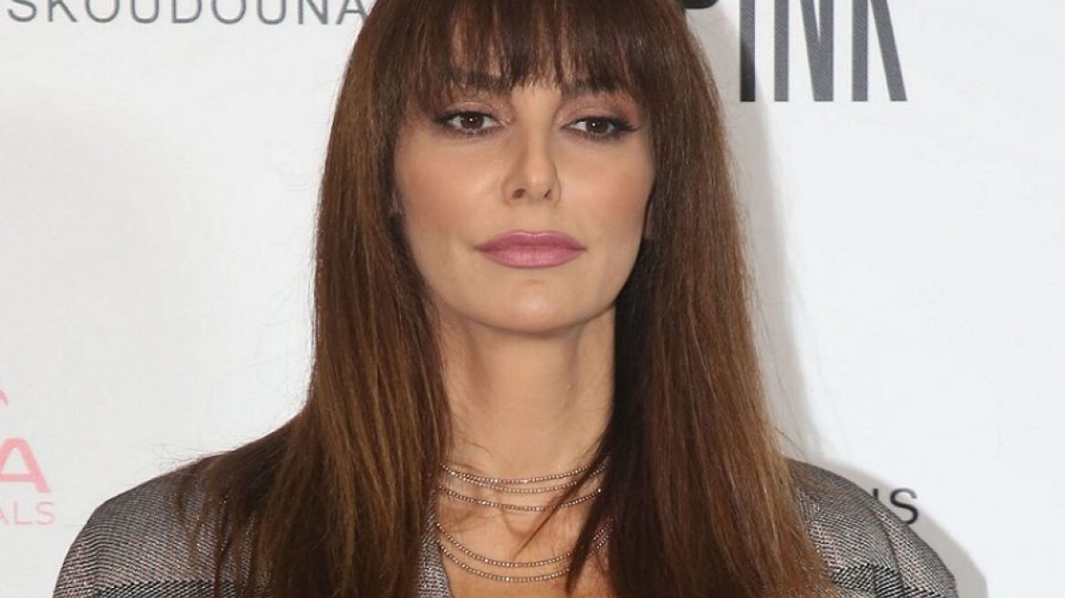 Η εντυπωσιακή εμφάνιση της Μπέτυς Μαγγίρα με κοστούμι κι ένα μικροσκοπικό crop-top