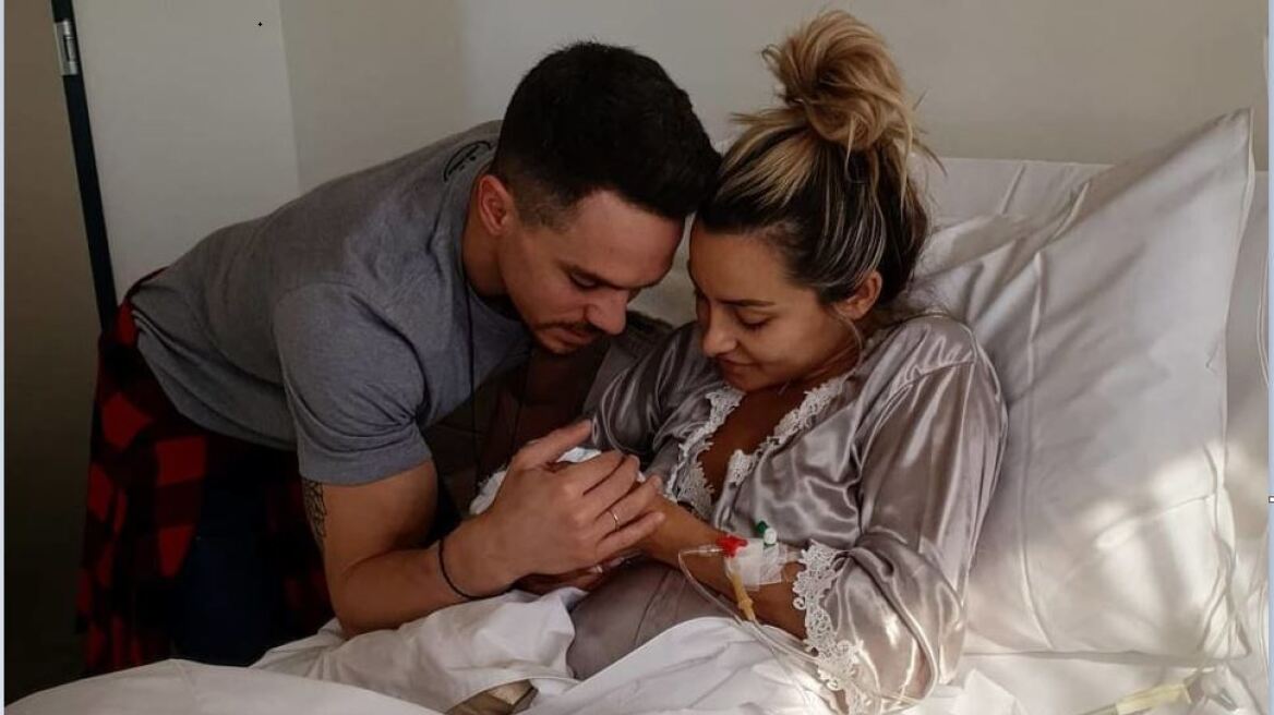 Πετρούνιας & Μιλλούση: Η πρώτη φωτογραφία με την μπέμπα τους