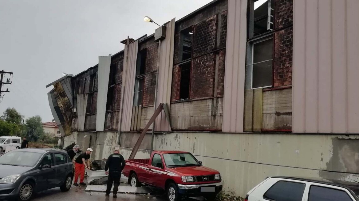 Καλαμάτα: Η στιγμή που ανεμοστρόβιλος «χτύπησε» εργοστάσιο - Δείτε το βίντεο