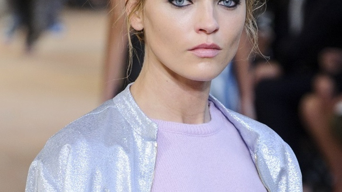 Το τέλειο μαύρο φόρεμα υπάρχει και μόλις το φόρεσε η Martha Hunt