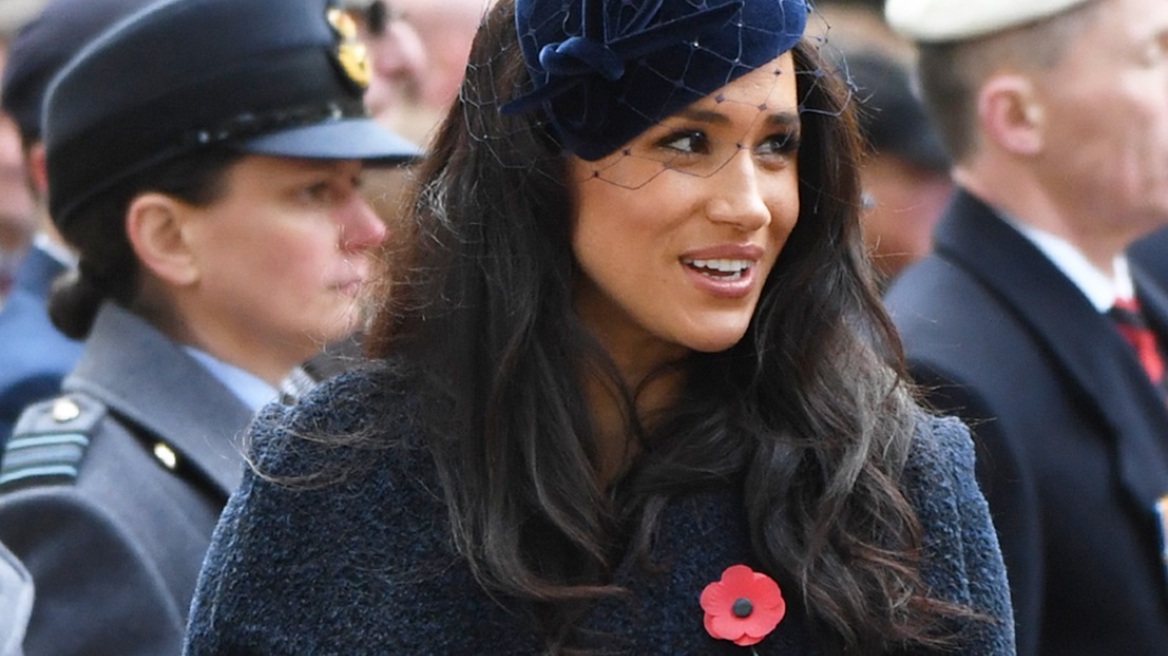 Η Μeghan Markle αποδεικνύει ότι μπλε με μαύρο είναι ο πιο κομψός χρωματικός συνδυασμός