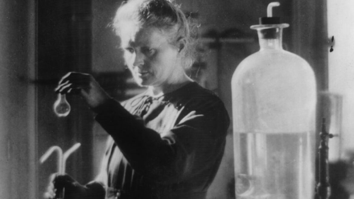 Μαρί Κιουρί: Η πρώτη γυναίκα που κέρδισε Νόμπελ αλλά απασχόλησε το ίδιο έντονα και με την προσωπική της ζωή 