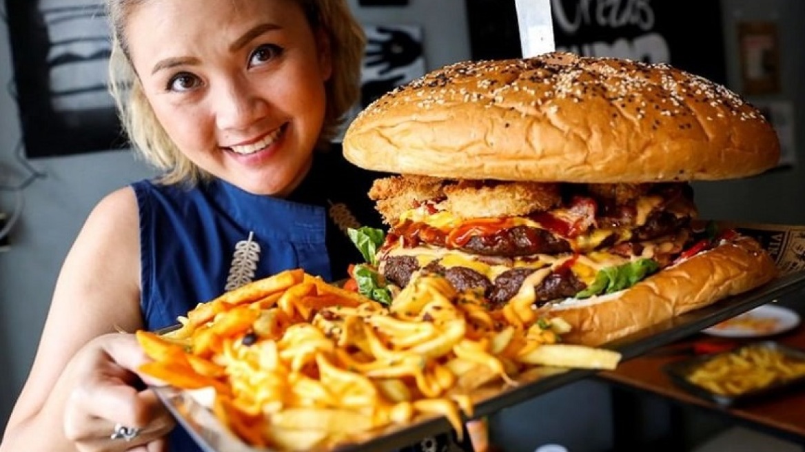 Αν καταφέρεις να φας αυτό το 6κιλο burger σου δίνουν 300 ευρώ!