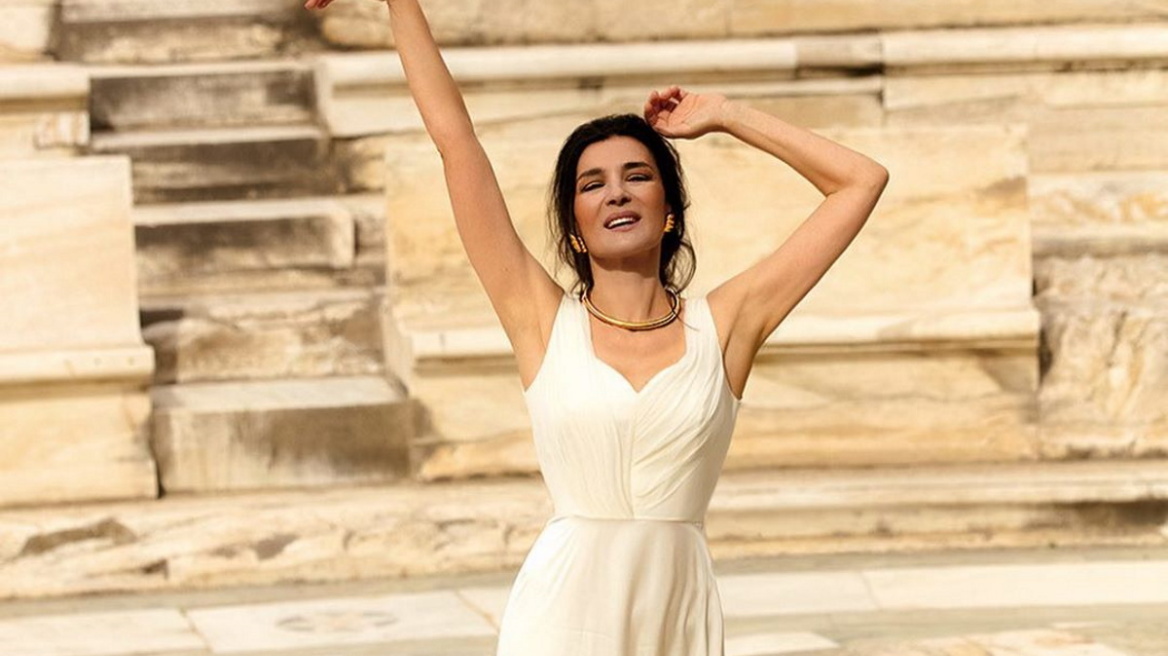 H Μαρία Ναυπλιώτου φωτογραφίζεται στο Ηρώδειο με δημιουργία της Σοφίας Κοκοσαλάκη