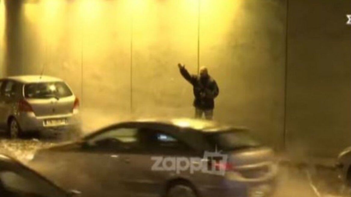 Αλητεία: Έκαναν μούσκεμα τον Τσελίκα (vid)