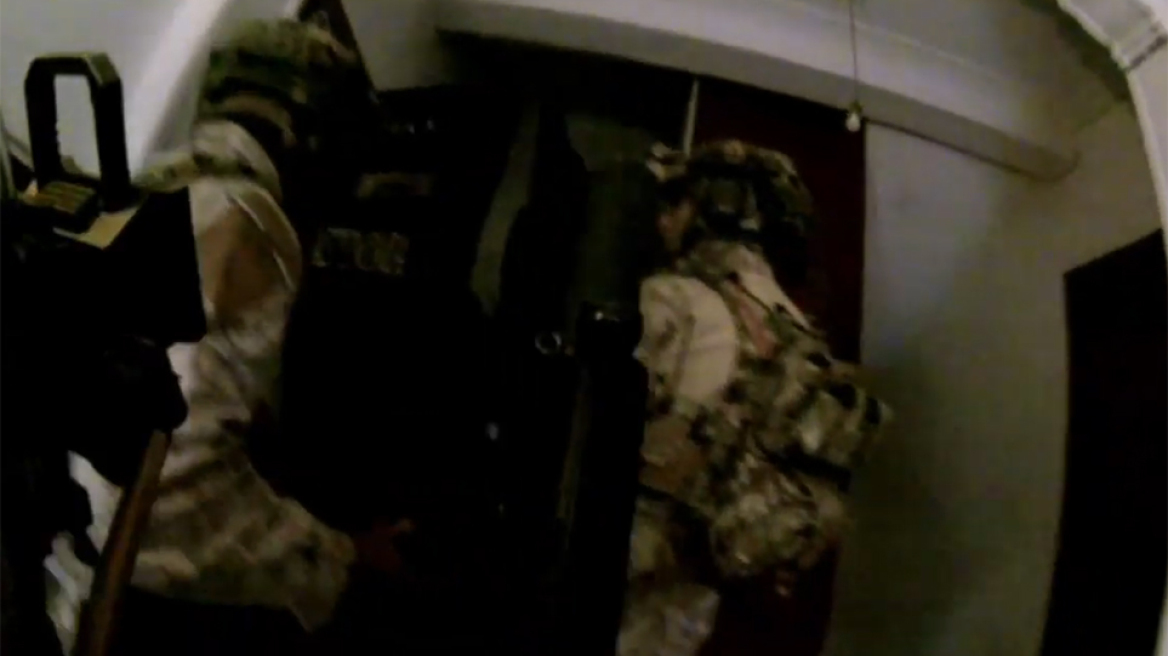 Εντυπωσιακό Βίντεο: Η έφοδος του Λιμενικού στο κρησφύγετο του κυκλώματος διακίνησης μεταναστών