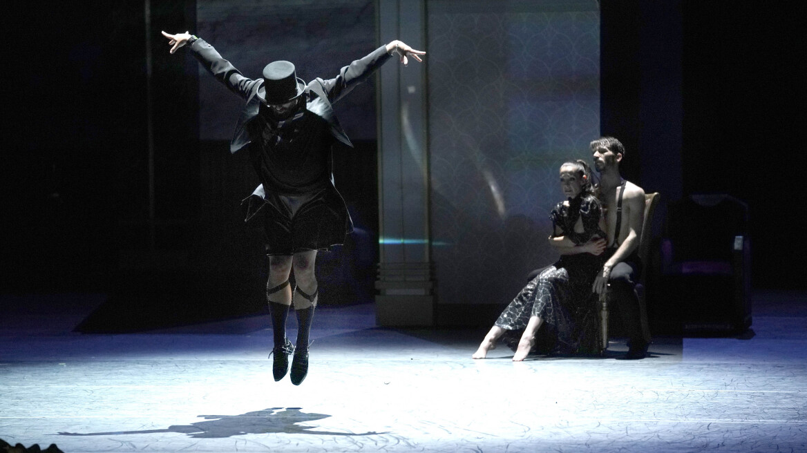 Συγκίνηση και θερμό χειροκρότημα στην πρεμιέρα της παράστασης «Χορός με τη σκιά μου»