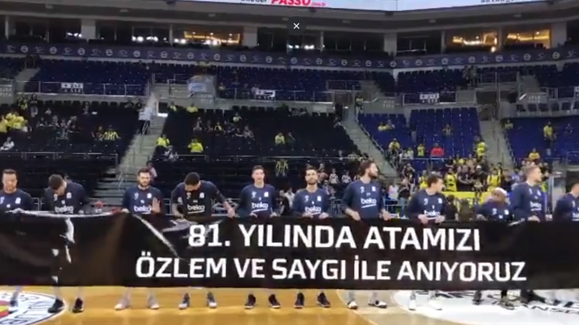 Βίντεο: Ο Σλούκας δεν κράτησε πανό για τον Ατατούρκ και οι φίλοι της Φενέρ αντέδρασαν 