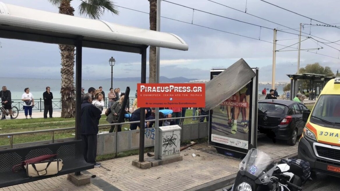 Παραλιακή: Αυτοκίνητο έπεσε σε στάση λεωφορείου 