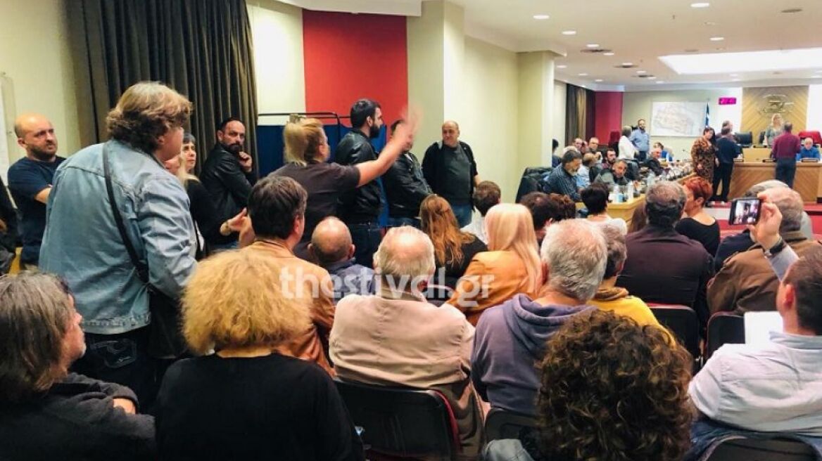 Καλαμαριά: Χαμός στο δημοτικό συμβούλιο για το προσφυγικό