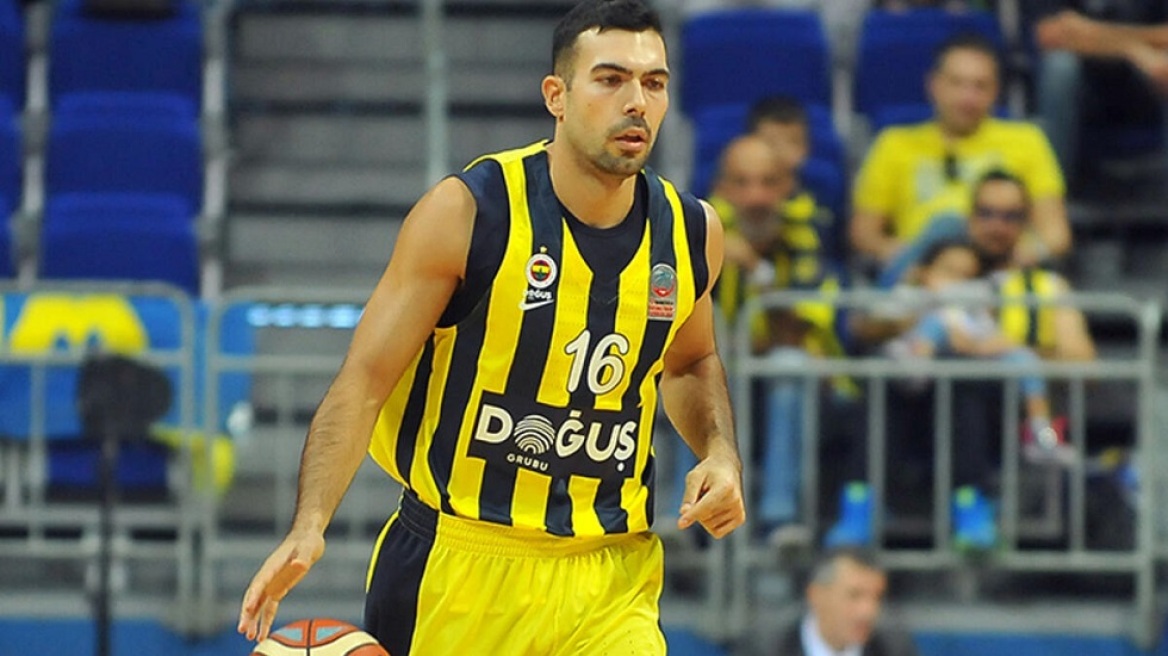 Σλούκας: Καμία ενημέρωση από την Φενέρ για απολογία επειδή δεν κράτησε το πανό για τον Κεμάλ