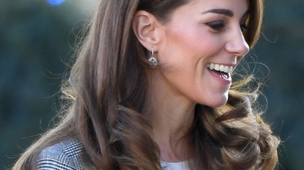 Kate Middleton: Πιο κομψή από ποτέ με καρό σακάκι και μπορντό παντελόνι