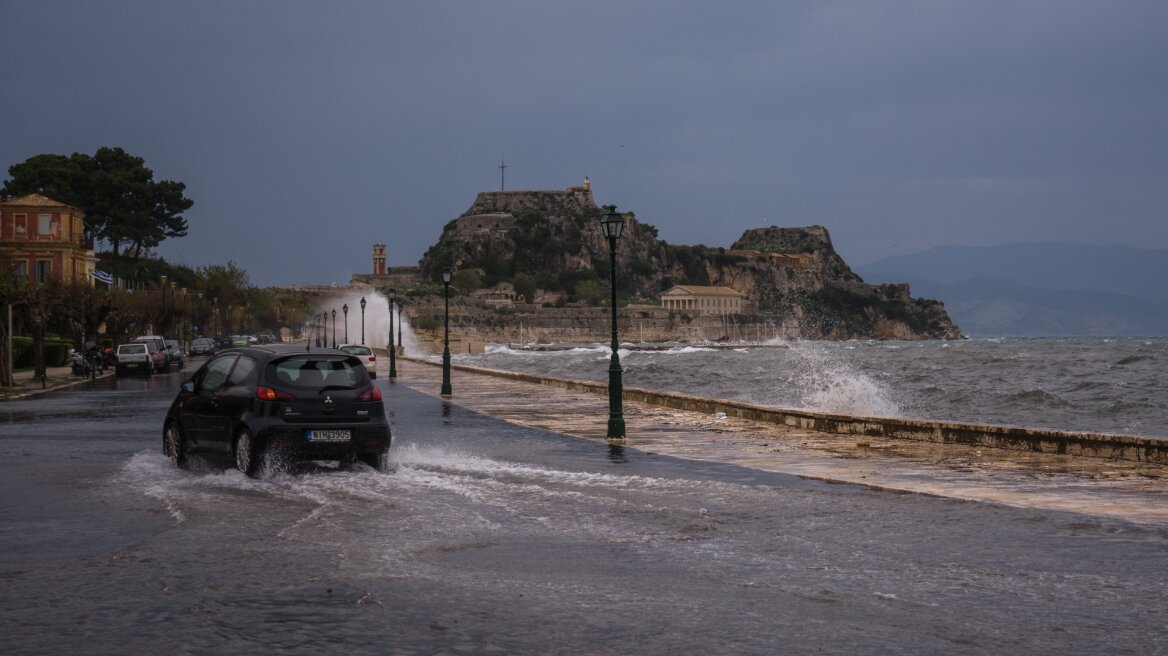 Η κακοκαιρία «Βικτώρια» χτύπησε με μανία την Κέρκυρα: Πλημμύρες, κατολισθήσεις και άνεμοι εννιά μποφόρ!