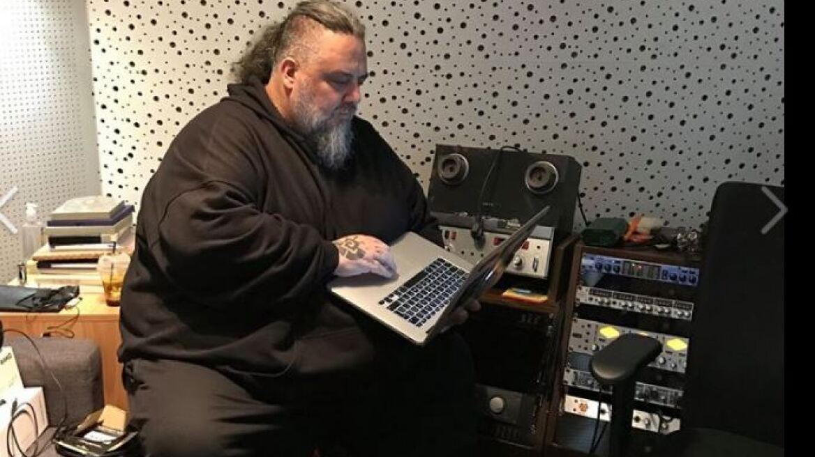 «Εμφύλιος» Ελλήνων τραγουδιστών  για την policemania των Active Member