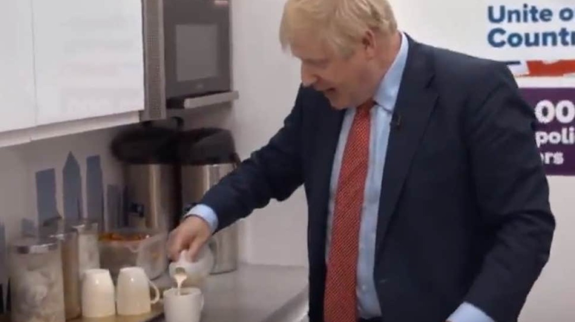 Ο Μπόρις Τζόνσον έφτιαξε τσάι με γάλα χωρίς να βγάλει το φακελάκι