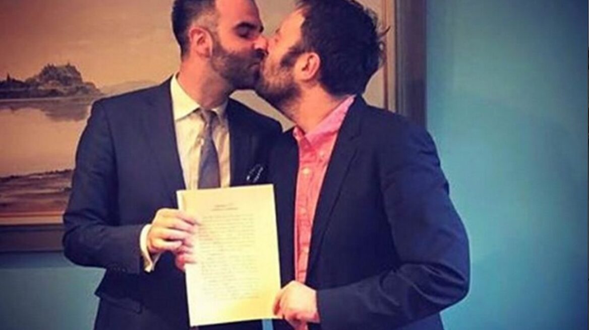 Ο Αύγουστος Κορτώ έχει επέτειο γάμου: «Η πραγματικότητα πίσω απ' τη φράση "ο σύζυγός μου" διαθέτει ουσιαστική δύναμη»