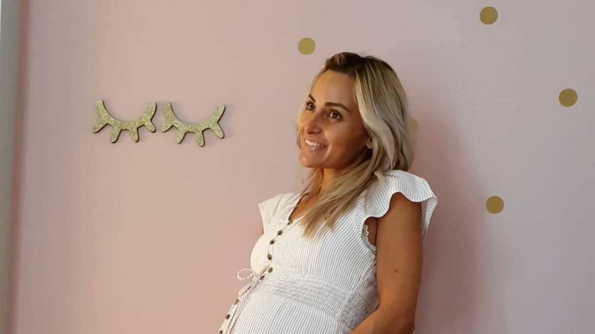 Η πρώτη βόλτα της Βασιλικής Μιλλούση με την 18 ημερών κόρη της 