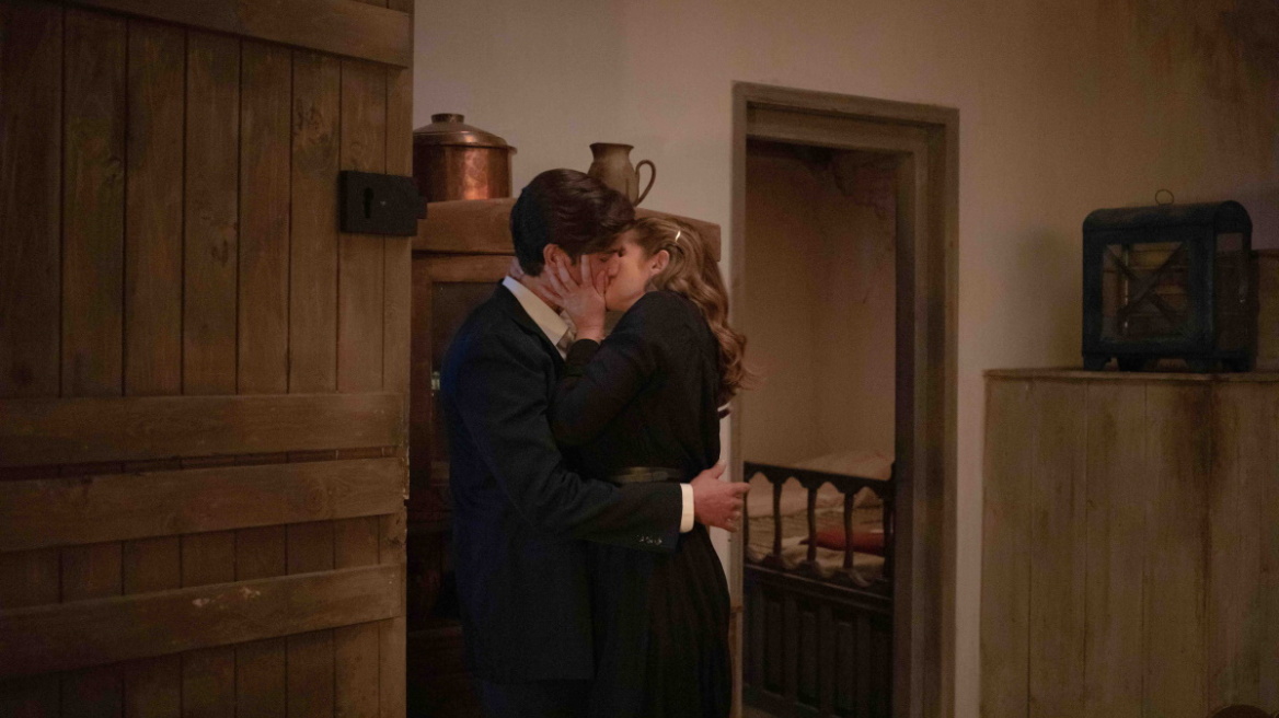 Η ερωτική σκηνή του Λάμπρου και της Ελένης στις Άγριες Μέλισσες τρέλανε το twitter 