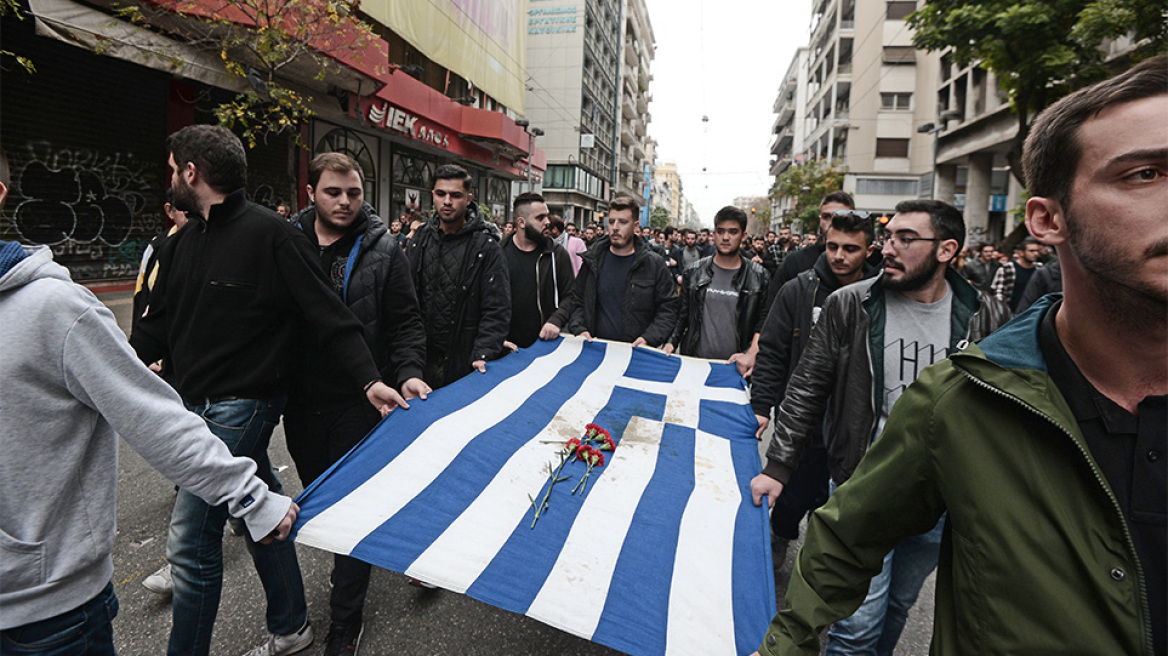 Πολυτεχνείο: Η αιματοβαμμένη σημαία  στην πρεσβεία - Ξεκίνησε  η πορεία