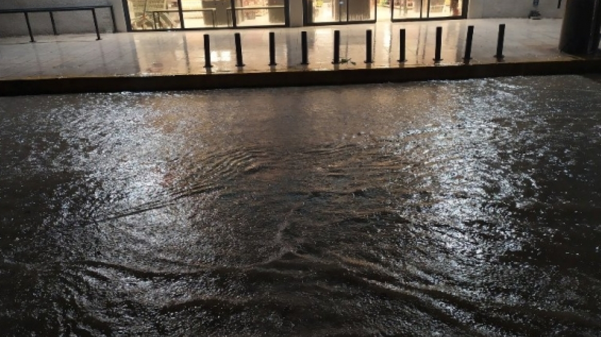 Η κακοκαιρία «χτυπά» την Κρήτη: Ποτάμια οι δρόμοι