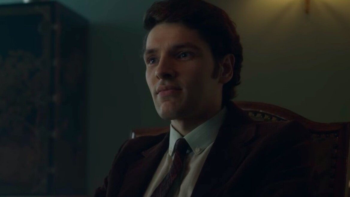 Είναι υπαρκτό πρόσωπο ο καυτός δημοσιογράφος Τζον Αρμστρονγκ στην 3η σεζόν του The Crown; 