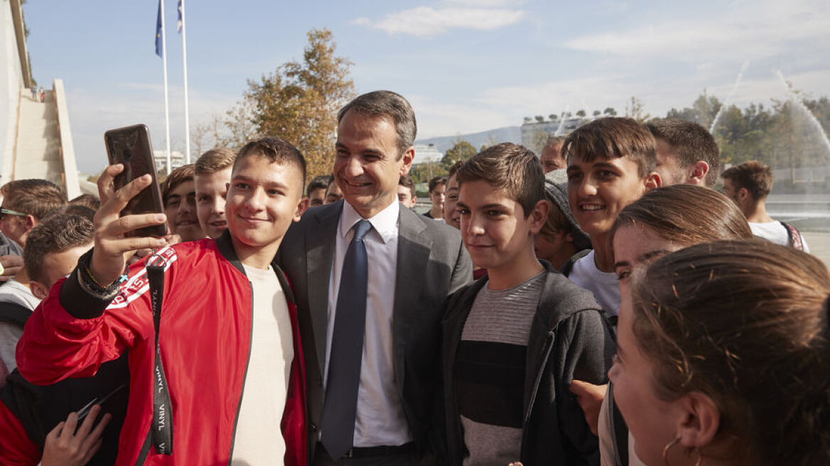 Μητσοτάκης: Απρόσμενη συνάντηση με μαθητές στο «Σταύρος Νιάρχος»