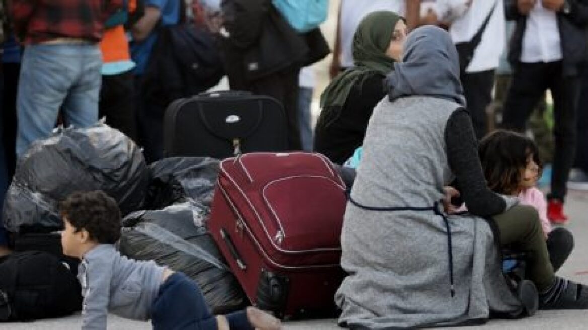 Στο λιμάνι του Πειραιά 61 μετανάστες και πρόσφυγες από νησιά του Αιγαίου 