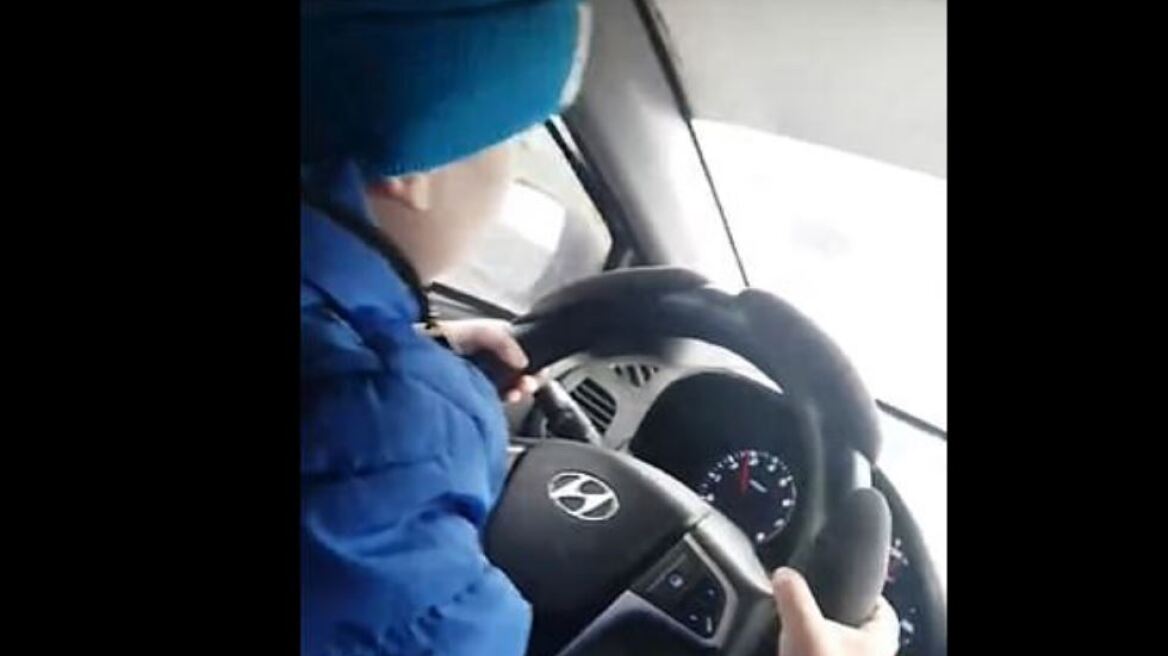 Ρωσία: Σάλος για μητέρα που έδωσε σε 6χρονο το τιμόνι αυτοκινήτου που έτρεχε με 130χλμ/ώρα
