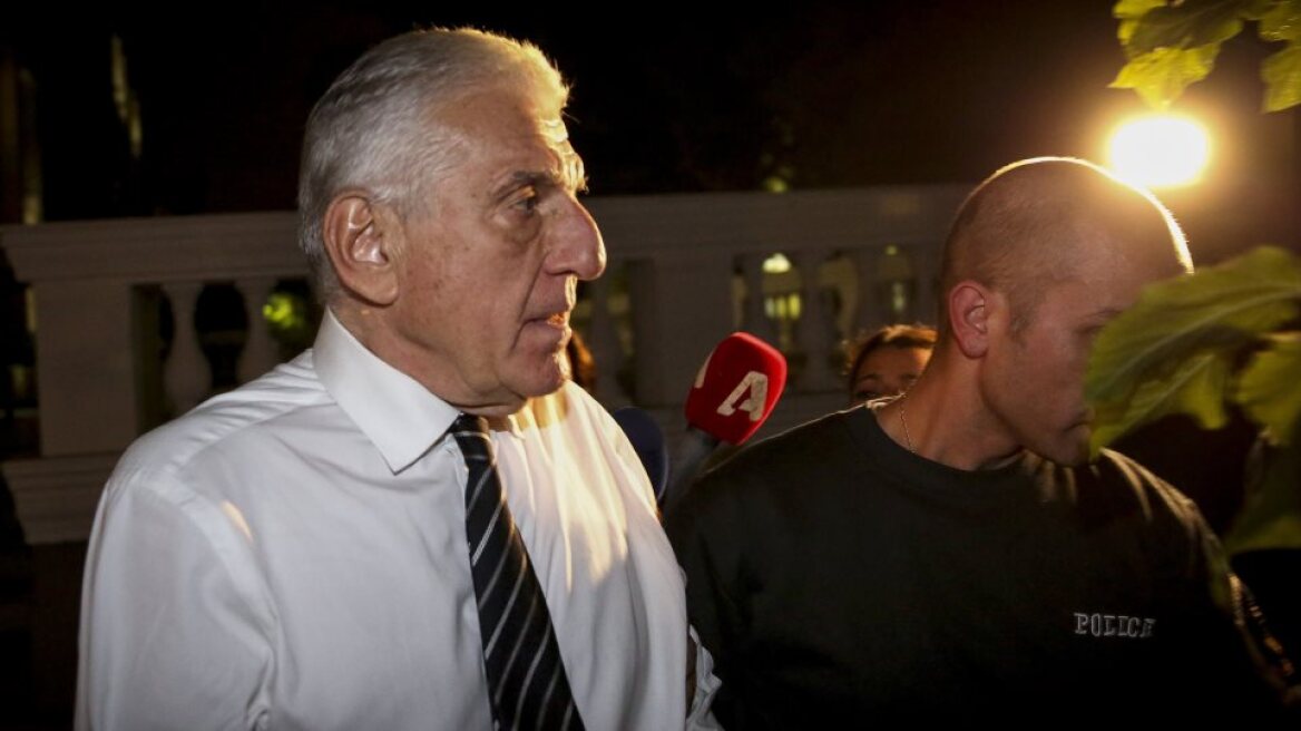 Ύβρις η παρατεταμένη προφυλάκιση Παπαντωνίου λένε ακαδημαϊκοί, δημοσιογράφοι, επιστήμονες