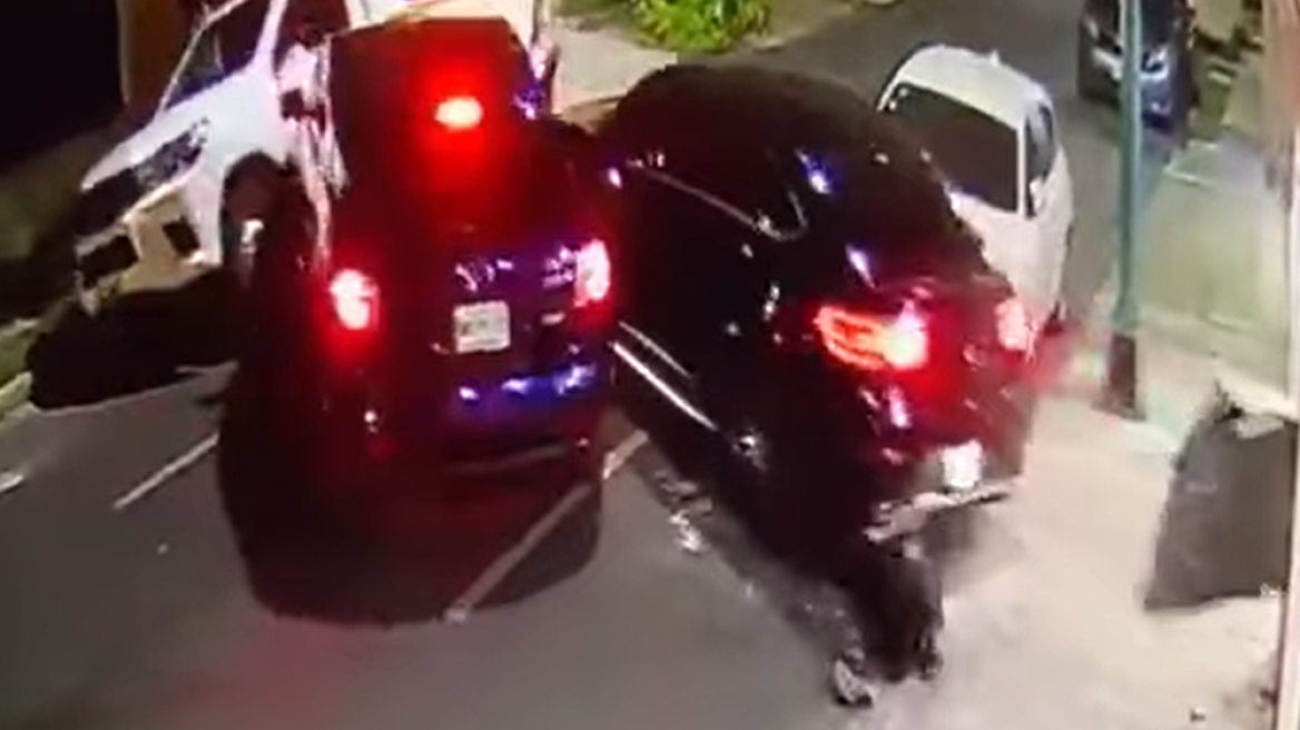 Απίστευτο: Οδηγός «πατάει» επίδοξους απαγωγείς-κλέφτες